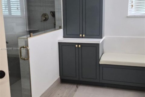 Casa en venta en Hialeah, Florida, 4 dormitorios, 237.18 m2 № 2002594 - foto 3