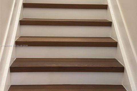 Casa en venta en Hialeah, Florida, 4 dormitorios, 237.18 m2 № 2002594 - foto 2