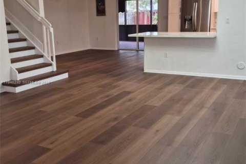 Casa en venta en Hialeah, Florida, 4 dormitorios, 237.18 m2 № 2002594 - foto 11