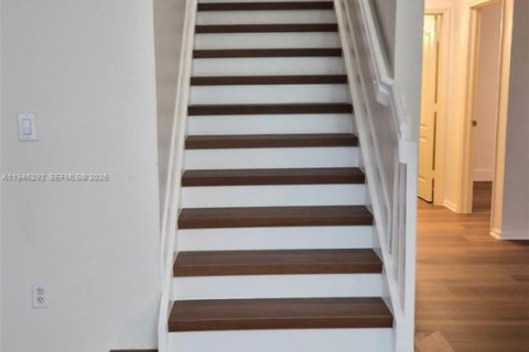 Casa en venta en Hialeah, Florida, 4 dormitorios, 237.18 m2 № 2002594 - foto 6