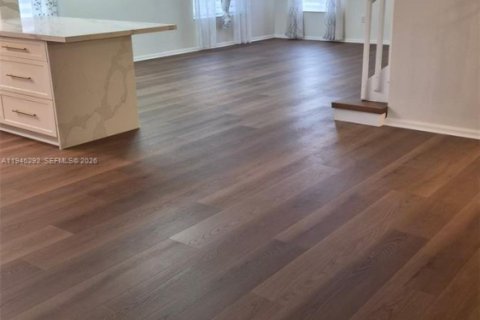 Casa en venta en Hialeah, Florida, 4 dormitorios, 237.18 m2 № 2002594 - foto 13