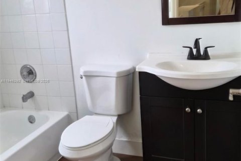 Casa en venta en Hialeah, Florida, 4 dormitorios, 237.18 m2 № 2002594 - foto 5