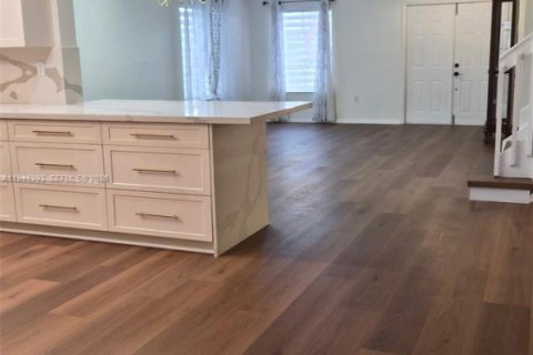 Casa en venta en Hialeah, Florida, 4 dormitorios, 237.18 m2 № 2002594 - foto 14