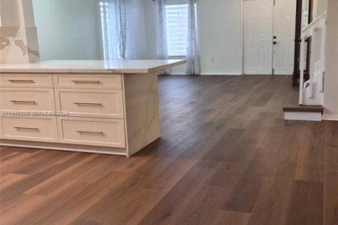 Casa en venta en Hialeah, Florida, 4 dormitorios, 237.18 m2 № 2002594 - foto 12