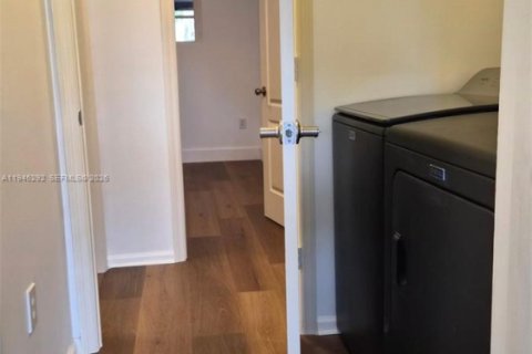 Casa en venta en Hialeah, Florida, 4 dormitorios, 237.18 m2 № 2002594 - foto 16