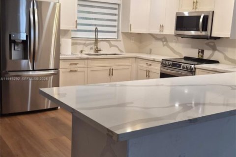 Casa en venta en Hialeah, Florida, 4 dormitorios, 237.18 m2 № 2002594 - foto 9