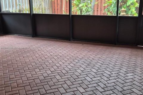 Casa en venta en Hialeah, Florida, 4 dormitorios, 237.18 m2 № 2002594 - foto 17