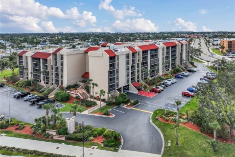 Condo in Port Charlotte, Florida, 2 bedrooms  № 1793437 - photo 1