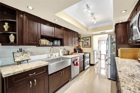 Touwnhouse à vendre à Hollywood, Floride: 3 chambres, 218.32 m2 № 2374762 - photo 2