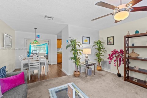 House in Tamarac, Florida 2 bedrooms, 100.52 sq.m. № 1726865 - photo 9