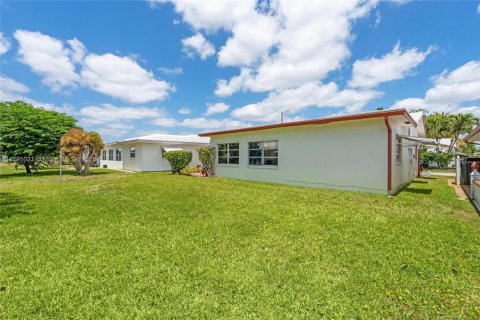 House in Tamarac, Florida 2 bedrooms, 100.52 sq.m. № 1726865 - photo 25