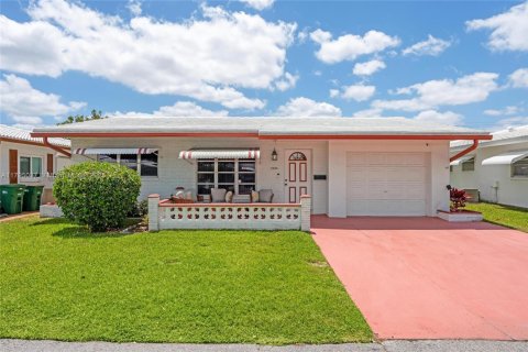 House in Tamarac, Florida 2 bedrooms, 100.52 sq.m. № 1726865 - photo 1