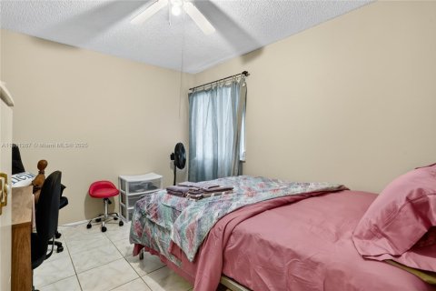 Condo in Lauderhill, Florida, 2 bedrooms  № 2013966 - photo 23