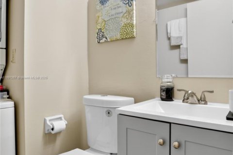 Condo in Lauderhill, Florida, 2 bedrooms  № 2013966 - photo 13