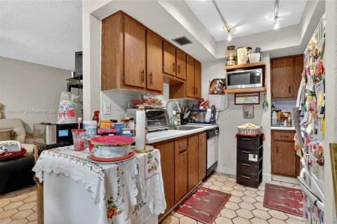 Condo in Lauderhill, Florida, 2 bedrooms  № 2013966 - photo 20