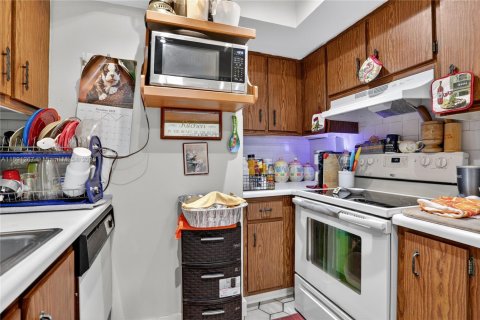 Condo in Lauderhill, Florida, 2 bedrooms  № 2013966 - photo 21