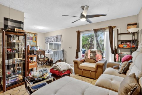 Condo in Lauderhill, Florida, 2 bedrooms  № 2013966 - photo 17
