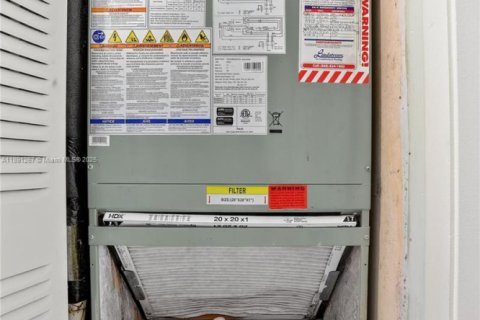 Condo in Lauderhill, Florida, 2 bedrooms  № 2013966 - photo 27