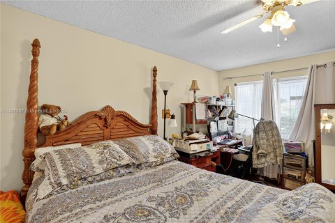 Condo in Lauderhill, Florida, 2 bedrooms  № 2013966 - photo 26