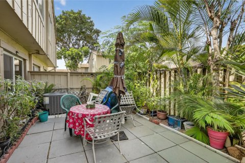 Condo in Lauderhill, Florida, 2 bedrooms  № 2013966 - photo 11