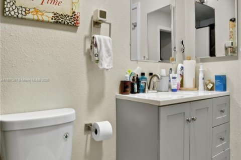 Condo in Lauderhill, Florida, 2 bedrooms  № 2013966 - photo 28