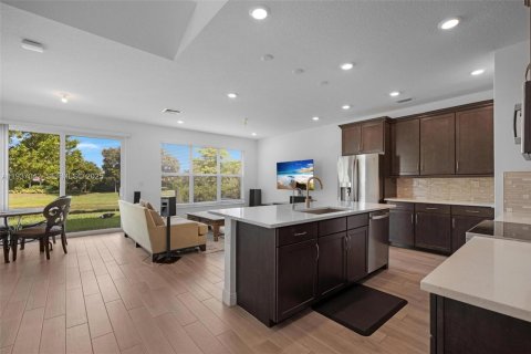 Townhouse in Deerfield Beach, Florida 3 bedrooms, 170.01 sq.m. № 1994900 - photo 12