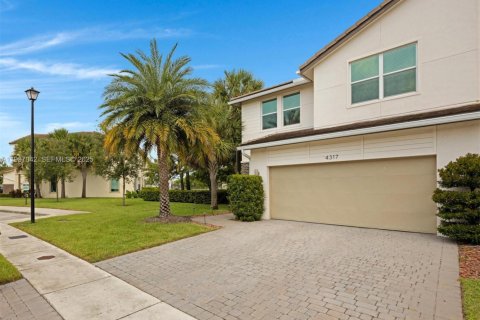 Townhouse in Deerfield Beach, Florida 3 bedrooms, 170.01 sq.m. № 1994900 - photo 1