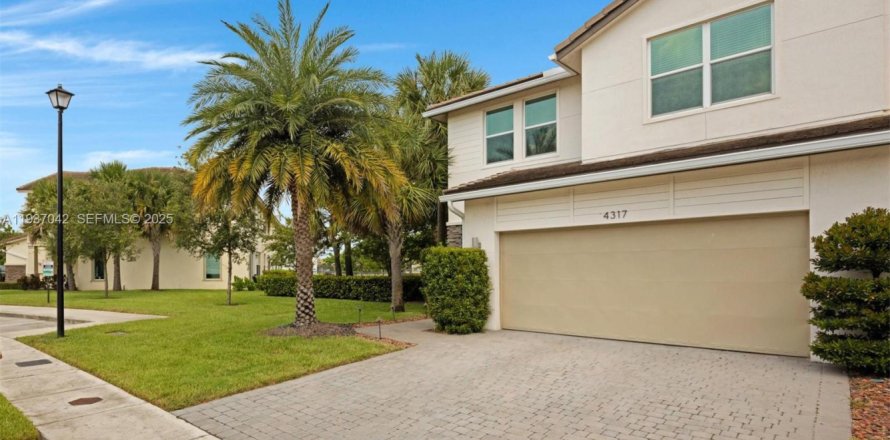 Townhouse in Deerfield Beach, Florida 3 bedrooms, 170.01 sq.m. № 1994900