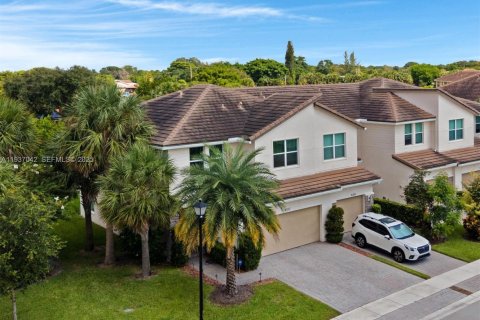 Townhouse in Deerfield Beach, Florida 3 bedrooms, 170.01 sq.m. № 1994900 - photo 2