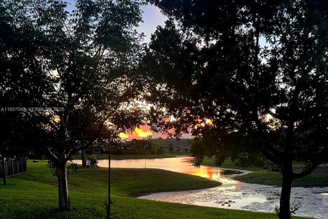 Townhouse in Deerfield Beach, Florida 3 bedrooms, 170.01 sq.m. № 1994900 - photo 6