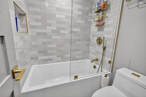 Купить кондоминиум в Санни-Айлс-Бич, Флорида 2 спальни, 141.3м2, № 1943345 - фото 26