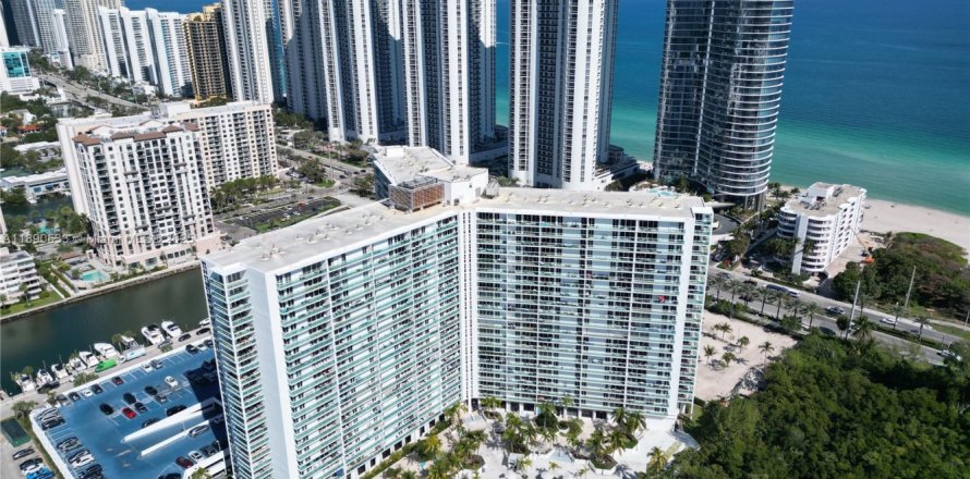 Кондоминиум с 2 спальнями в Санни-Айлс-Бич, Флорида № 1943345