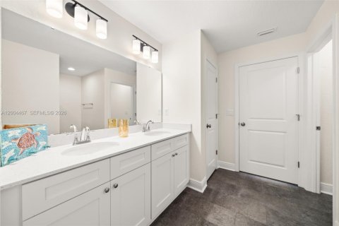 House in Sebring, Florida 4 bedrooms, 164.72 sq.m. № 2068691 - photo 16