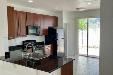 Townhouse in Miami, Florida 3 bedrooms, 161.65 sq.m. № 1968003 - photo 3