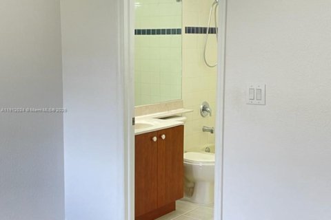 Townhouse in Miami, Florida 3 bedrooms, 161.65 sq.m. № 1968003 - photo 18