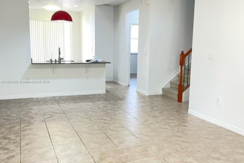 Townhouse in Miami, Florida 3 bedrooms, 161.65 sq.m. № 1968003 - photo 2