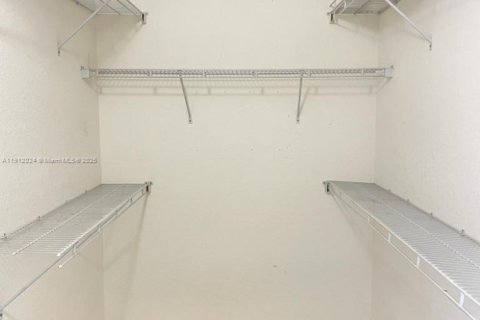 Townhouse in Miami, Florida 3 bedrooms, 161.65 sq.m. № 1968003 - photo 23