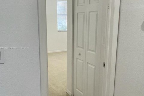 Townhouse in Miami, Florida 3 bedrooms, 161.65 sq.m. № 1968003 - photo 13