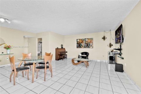 Condo in Miami Beach, Florida, 2 bedrooms  № 1867094 - photo 14