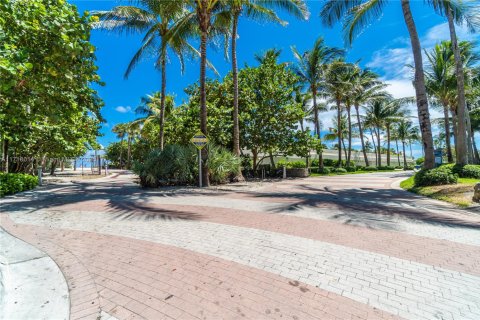 Condo in Miami Beach, Florida, 2 bedrooms  № 1867094 - photo 7