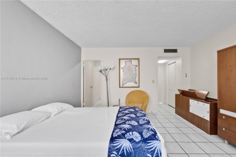 Condo in Miami Beach, Florida, 2 bedrooms  № 1867094 - photo 15