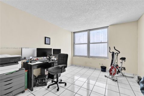 Condo in Miami Beach, Florida, 2 bedrooms  № 1867094 - photo 16