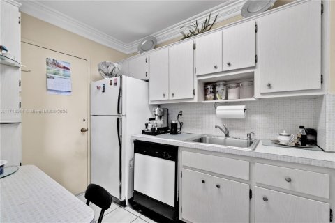 Condo in Miami Beach, Florida, 2 bedrooms  № 1867094 - photo 11