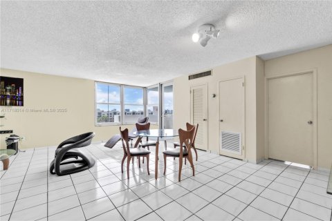 Condo in Miami Beach, Florida, 2 bedrooms  № 1867094 - photo 13