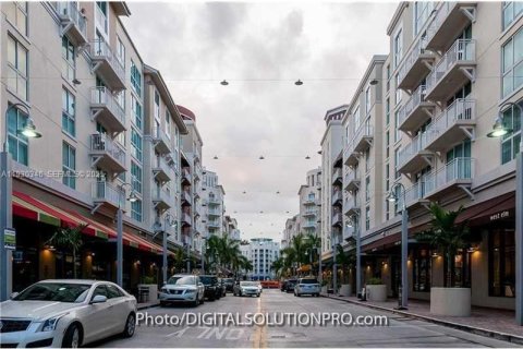 Condo in Miami, Florida, 2 bedrooms № 1990073 - photo 3