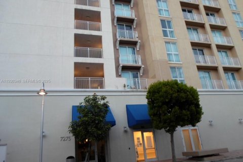 Condo in Miami, Florida, 2 bedrooms № 1990073 - photo 2