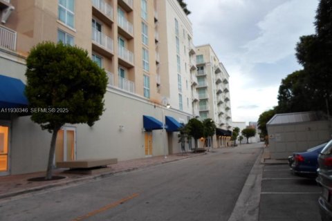 Condo in Miami, Florida, 2 bedrooms № 1990073 - photo 1