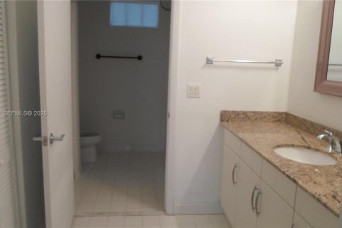 Condo in Miami, Florida, 2 bedrooms № 1990073 - photo 16