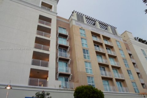 Condo in Miami, Florida, 2 bedrooms № 1990073 - photo 4