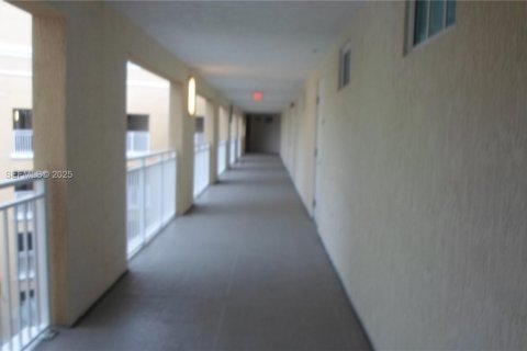 Condo in Miami, Florida, 2 bedrooms № 1990073 - photo 21
